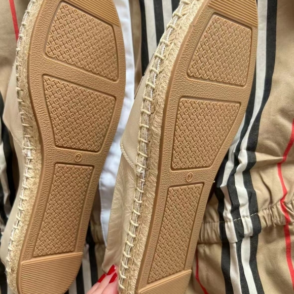 Tory Burch's best looking shoes are a milky white women's 7 - Picture 3 of 5